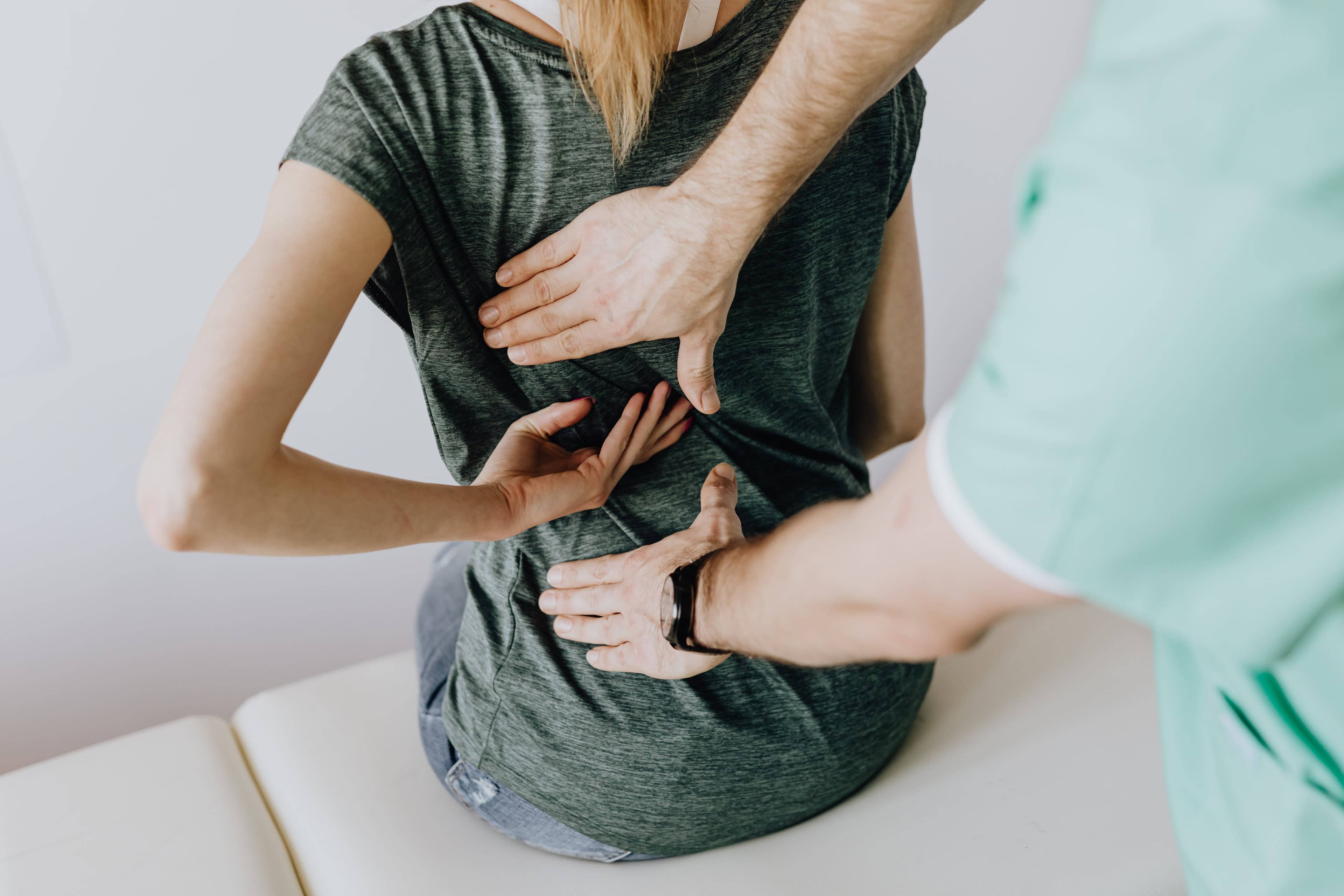 Mal de dos post-partum : causes et solutions concrètes