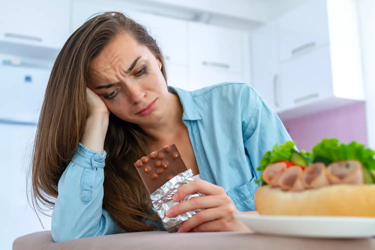Faim émotionnelle vs faim physique : 7 conseils pour les distinguer