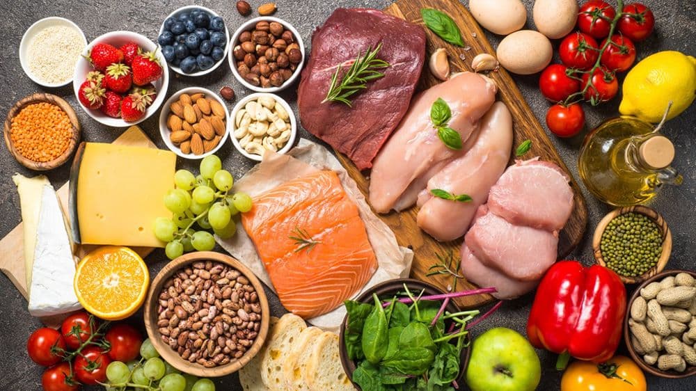 Aliments frais et riches en protéines : viande, poisson, légumes, fruits et oléagineux