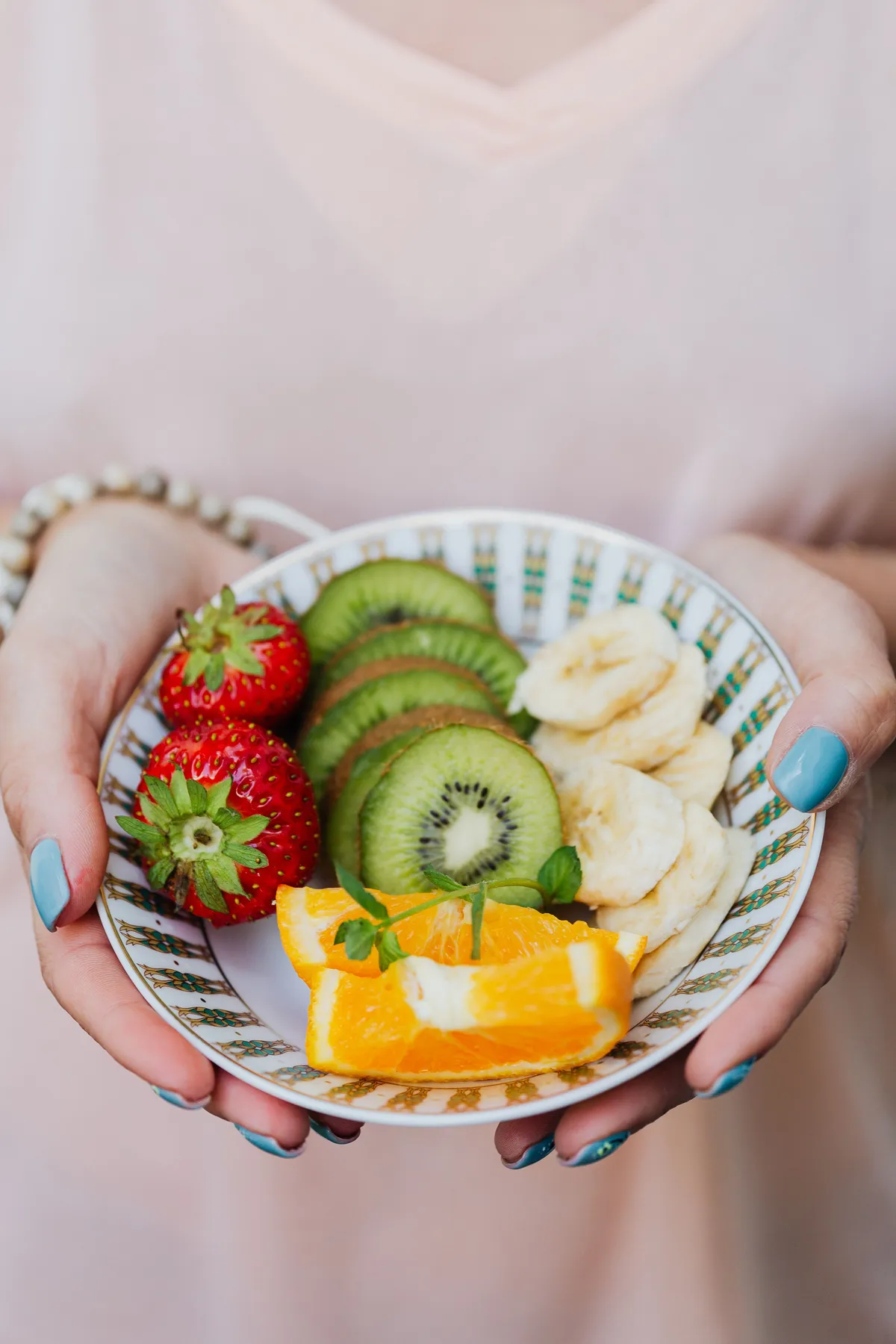 Bol de fruits frais : fraises, kiwi, banane et orange