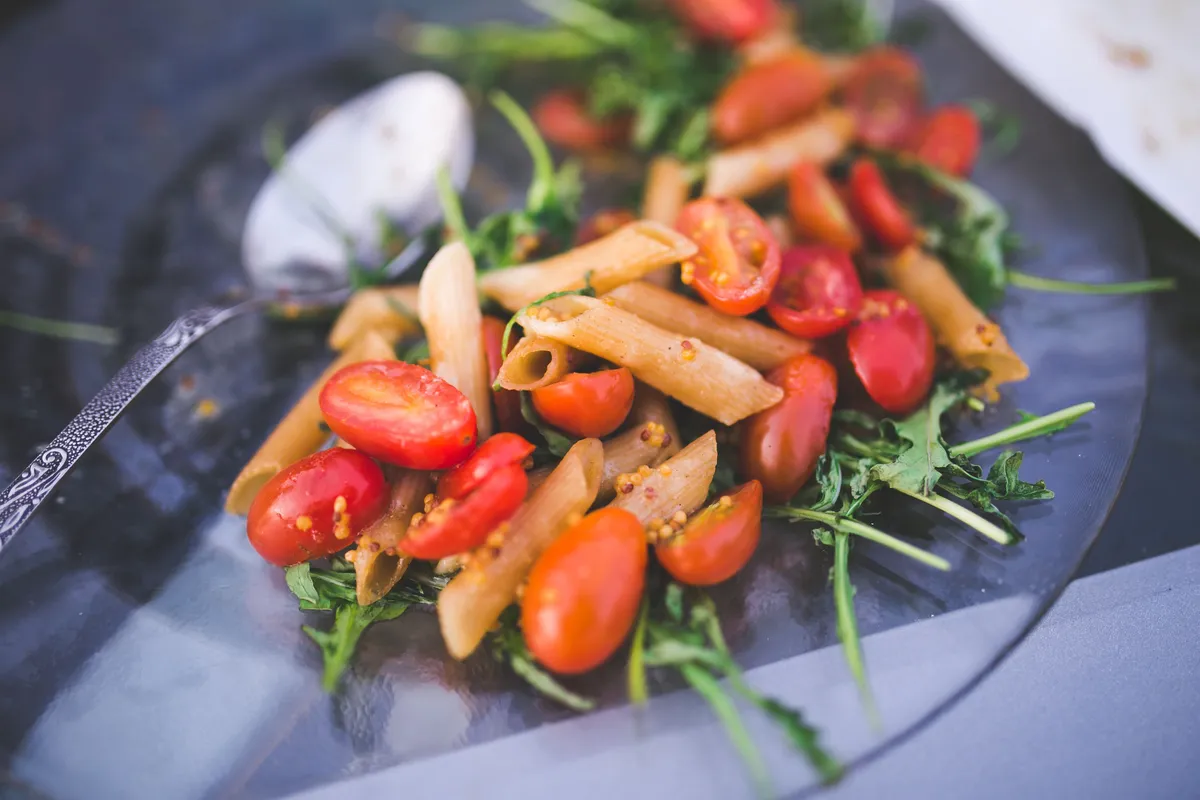 Salade de pâtes complètes, tomates cerises et roquette