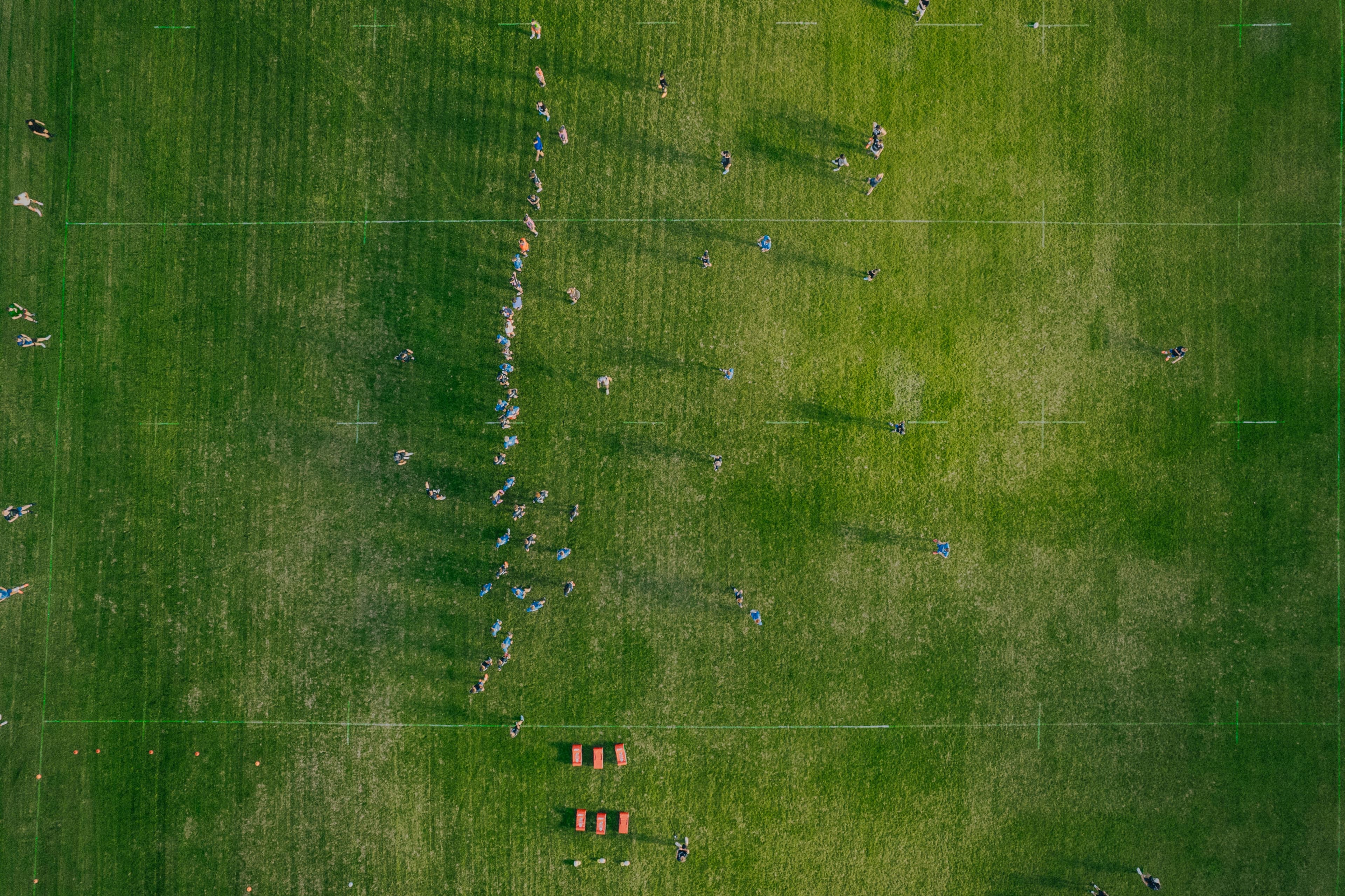 Vue aérienne d'une session de team building sportif en plein air à Beauvais : collaborateurs réunis sur un terrain verdoyant, encadrés par des coachs diplômés d'État MyBestCoaching
