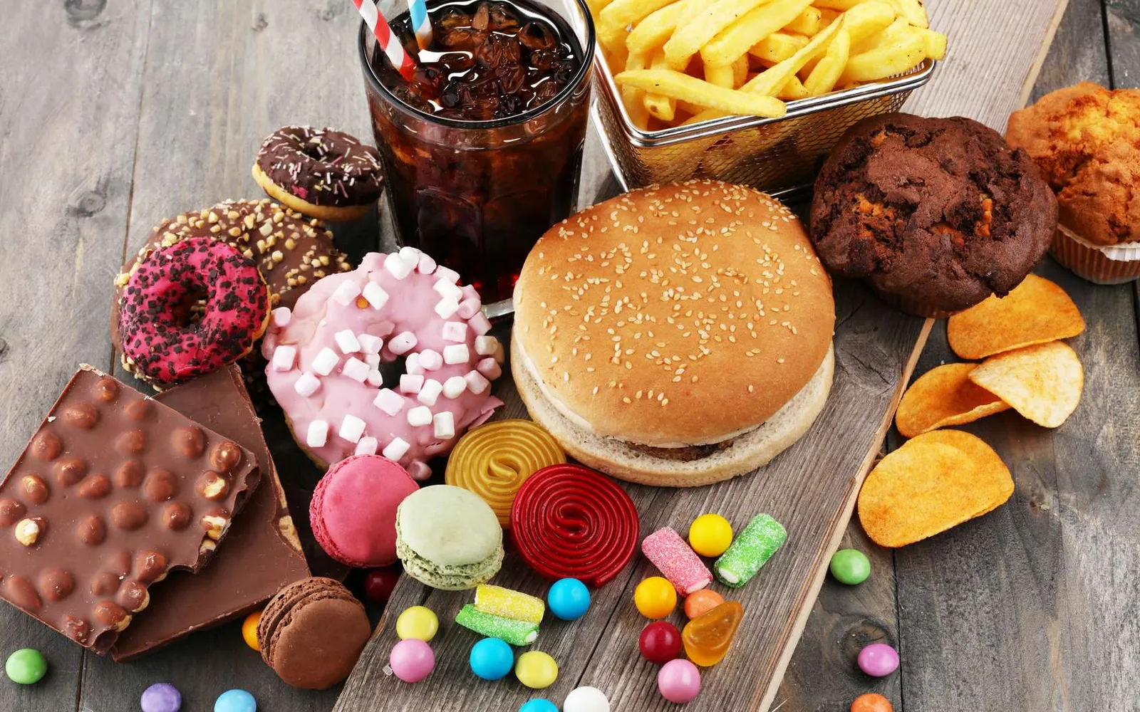 Les aliments transformés et ceux contenant trop de sucres et de graisses sont mauvais pour la santé sur le long terme.