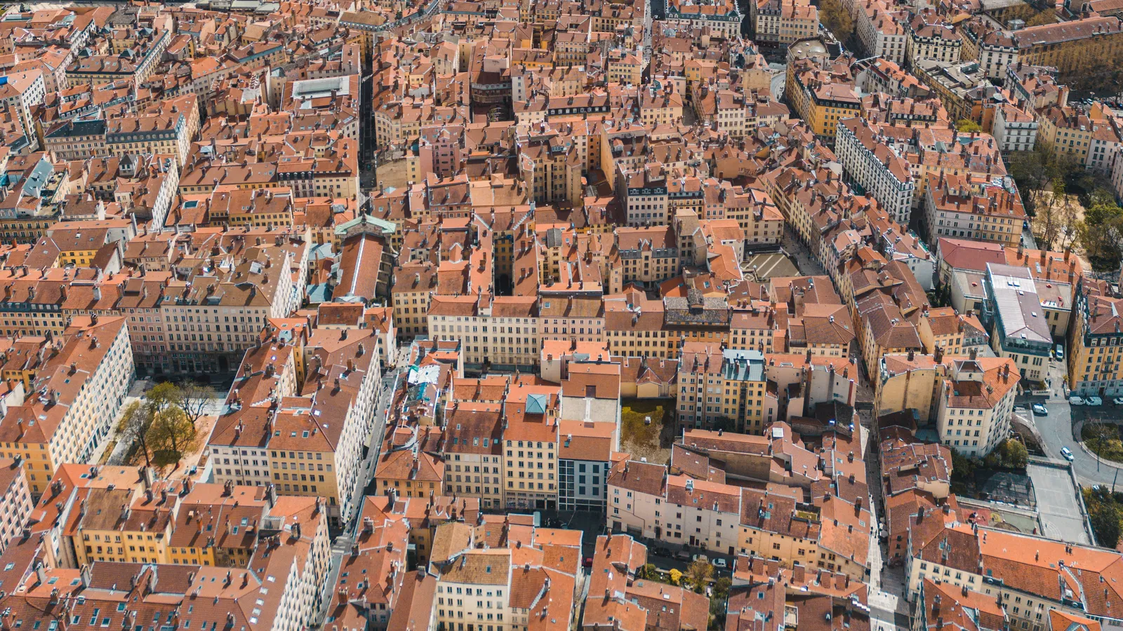Vue aérienne des toits en tuiles du Vieux Lyon, quartier proche de plusieurs box de CrossFit