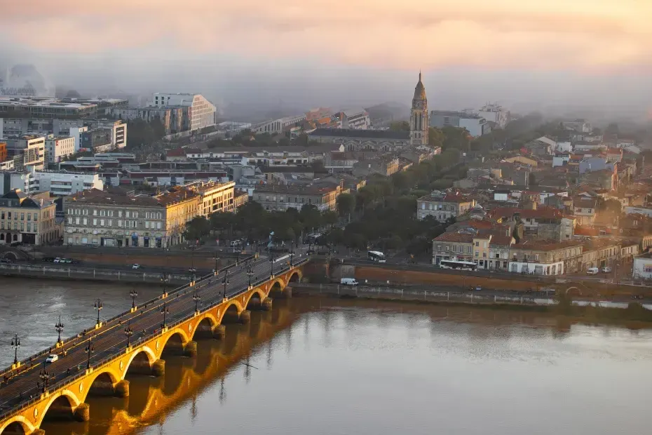 Coach sportif MyBestCoaching donnant un cours Rive Droite vue Bordeaux