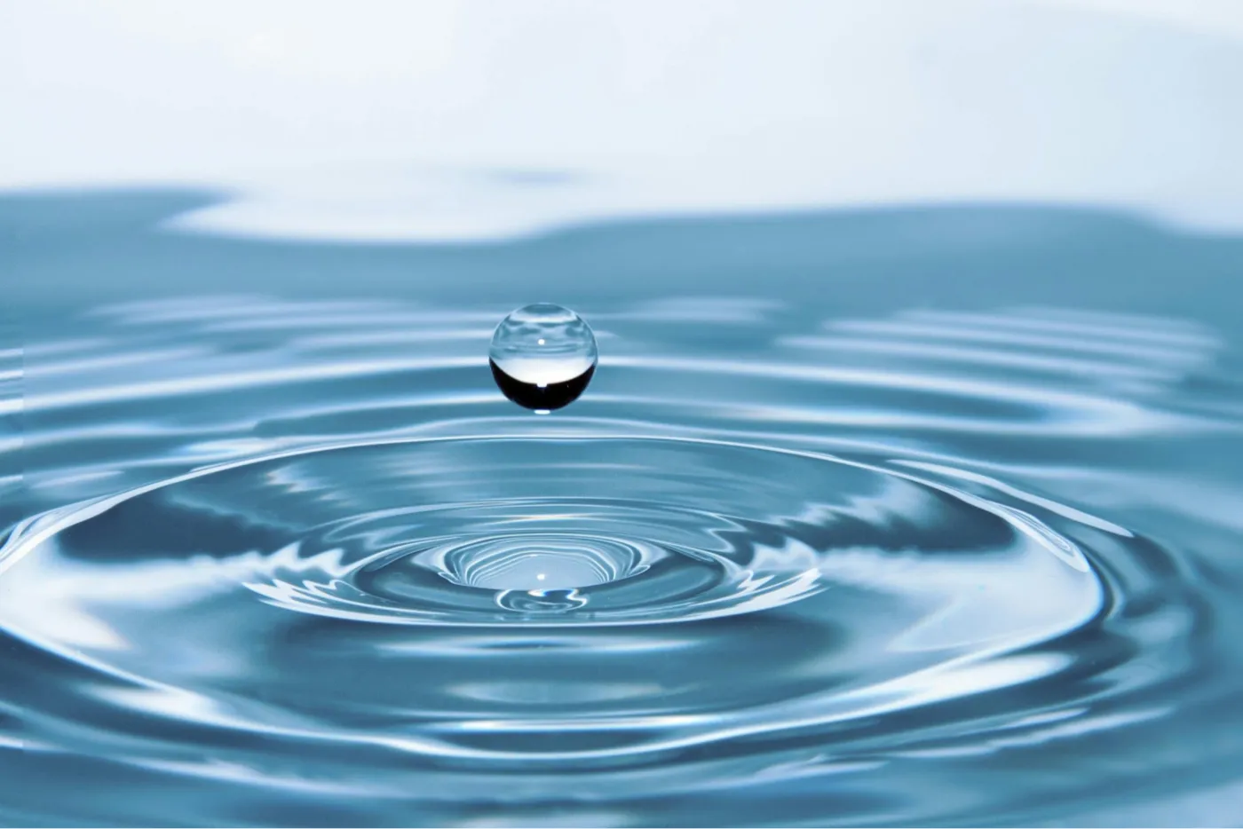 La consommation d'eau permet d'augmenter le métabolisme et de détoxifier le corps.