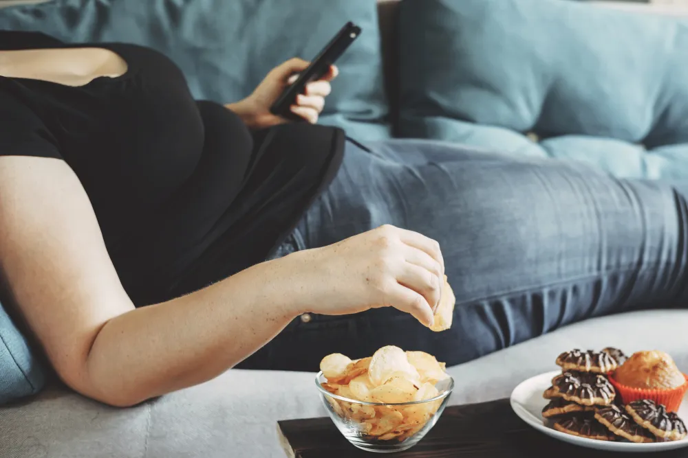 La faim émotionnelle est souvent déclenchée par des émotions négatives telles que le stress, la tristesse et l'ennui.