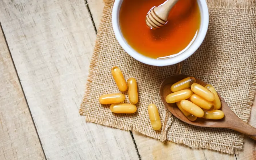 La gelée royale peut être prise sous forme de gélules, d'ampoules ou encore fraîche.