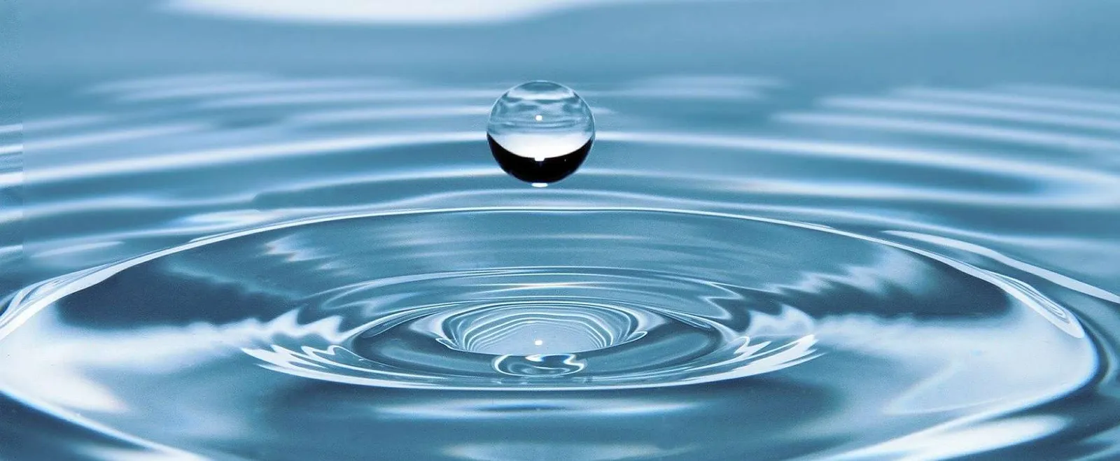 goutte d’eau symbolisant l’importance de l’hydratation pour la performance sportive et la santé