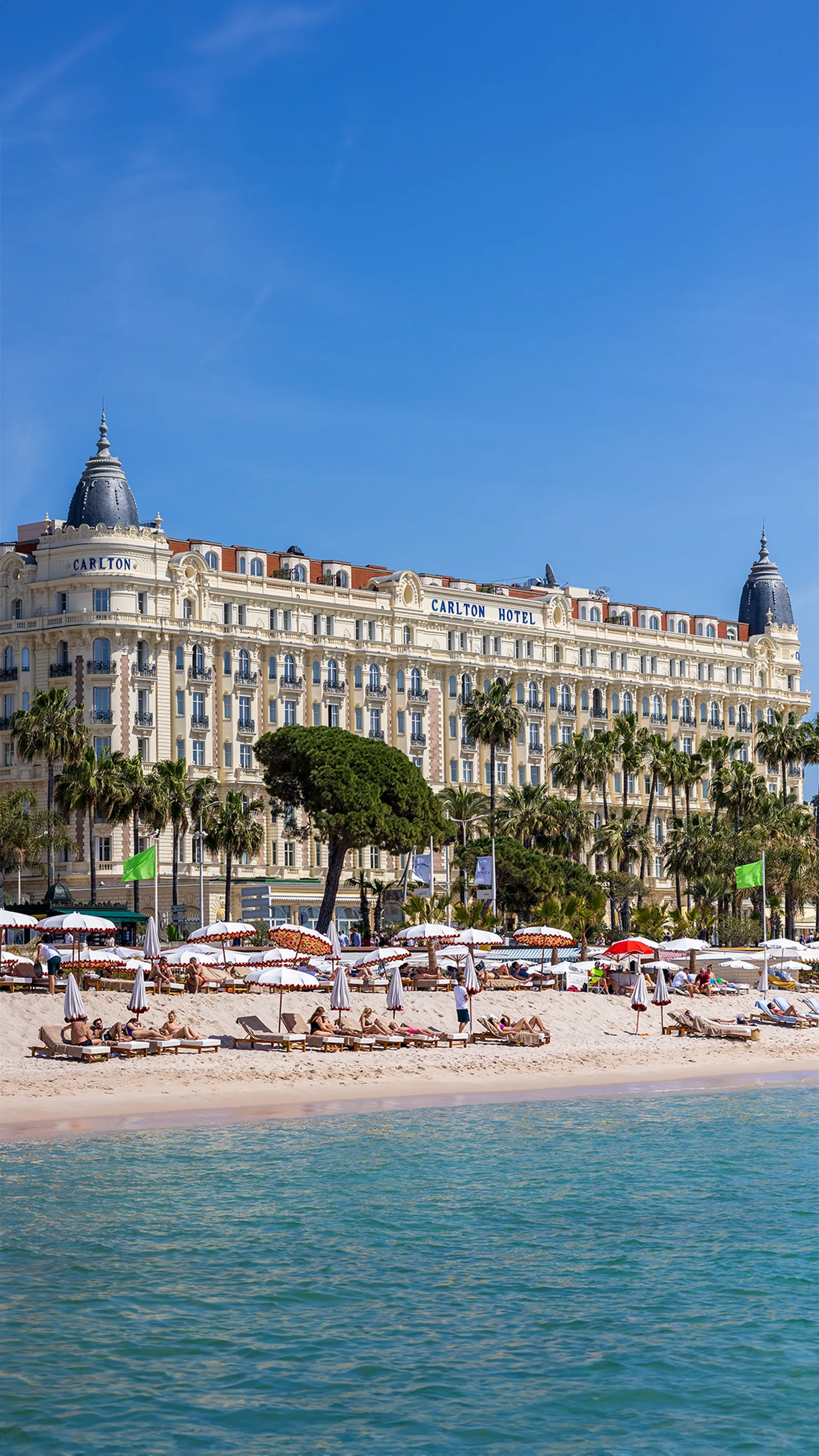 Coach sportif et client s'entraînant sur les quais de Cannes avec la mer en arrière-plan lors d'une séance de renforcement fonctionnel