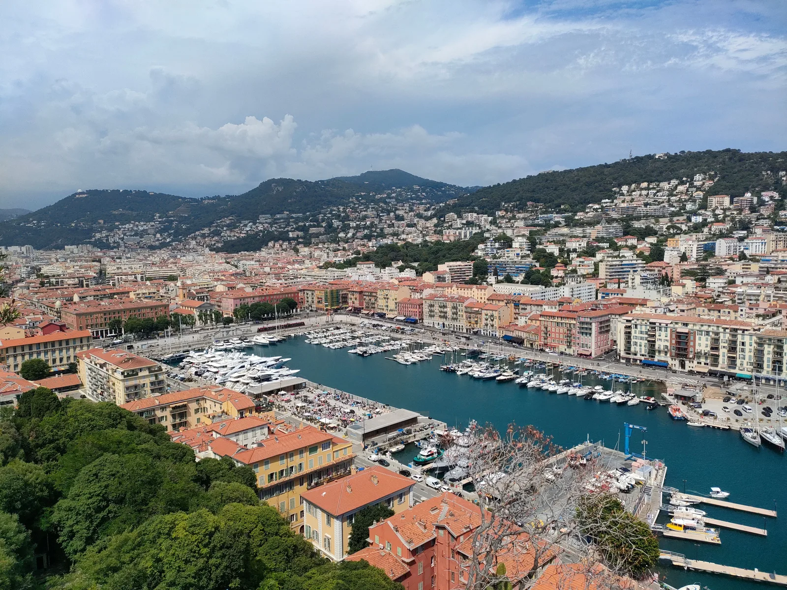 Salle de sport avec équipements haut de gamme, espace fonctionnel et zone cardio à Nice Côte d'Azur